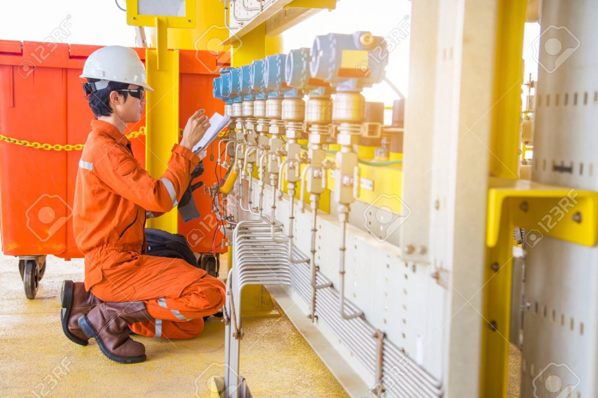 Dịch vụ Bảo Trì Nâng Cấp Máy Móc Công Nghệ Cao 31 89346376 electrical and instrument technician checking drawing to troubleshooting and calibrate pressure tran