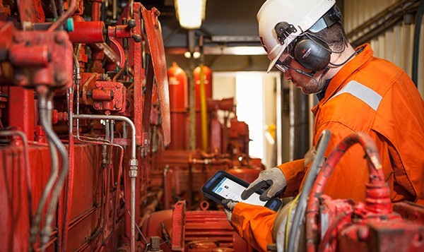 Dịch vụ Bảo Trì Nâng Cấp Máy Móc Công Nghệ Cao 35 ecom atex tablet in hand