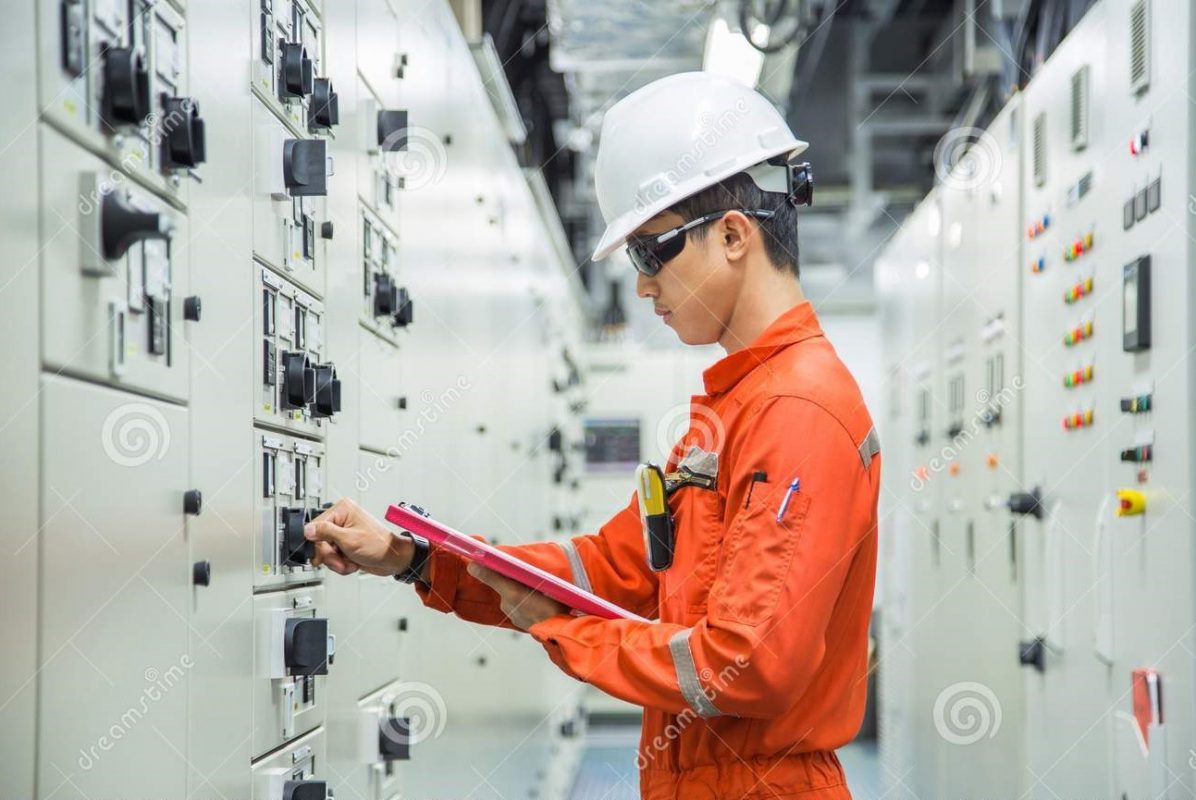 Dịch vụ Bảo Trì Nâng Cấp Máy Móc Công Nghệ Cao 30 electrical instrument technician checking electrical control board motor starting system switch gear room offshore oil 108206895
