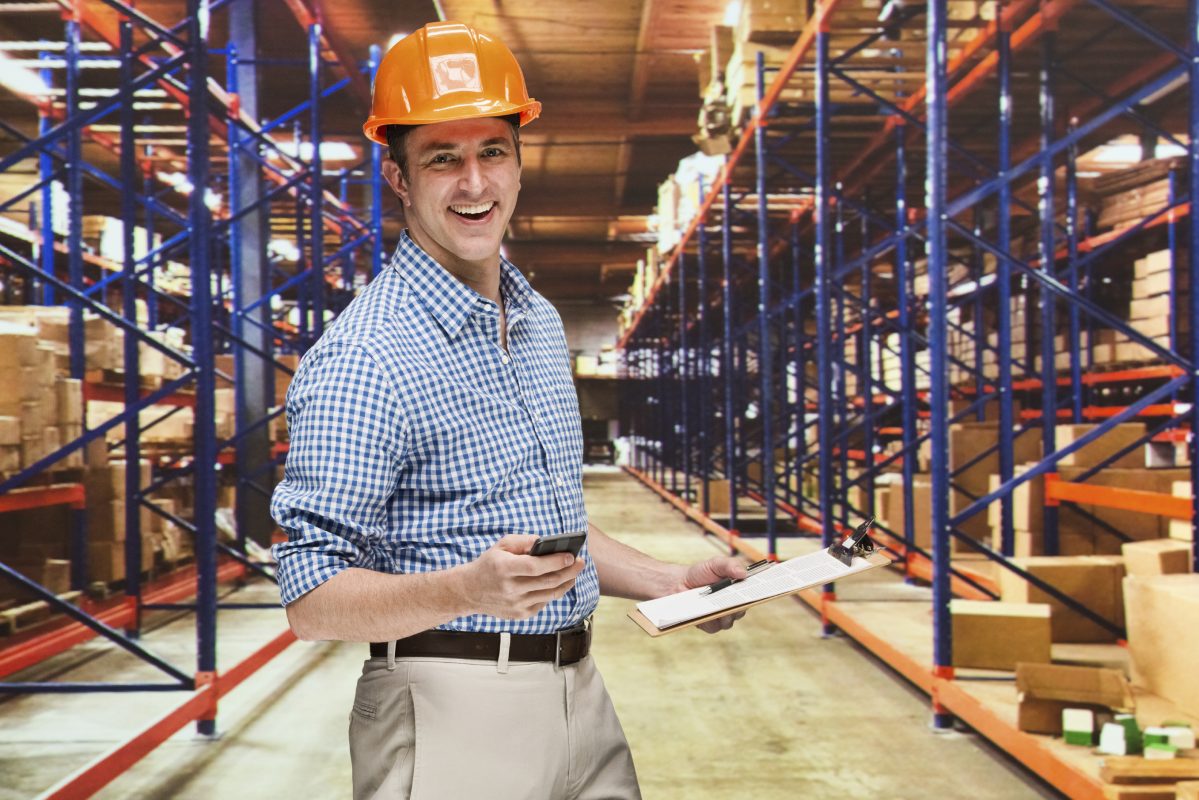 Dịch Vụ Thu Mua Kỹ Thuật Công Ty TNHH CTI SUPPLY 28 cheerful manager at the warehouse