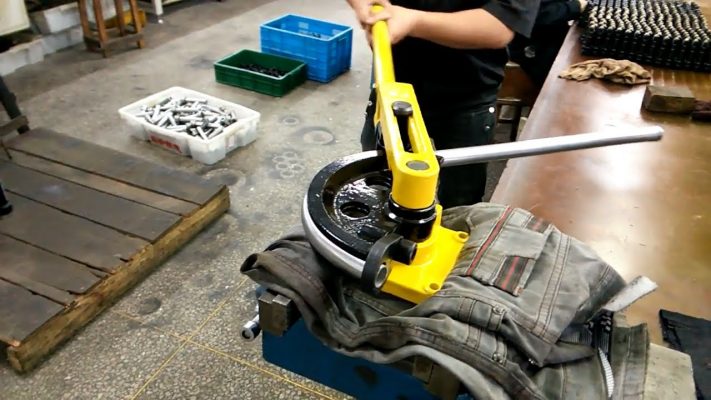 Máy uốn ống là thiết bị gì? Phân loại và công dụng 3 Có những loại máy uốn ống phổ biến nào?