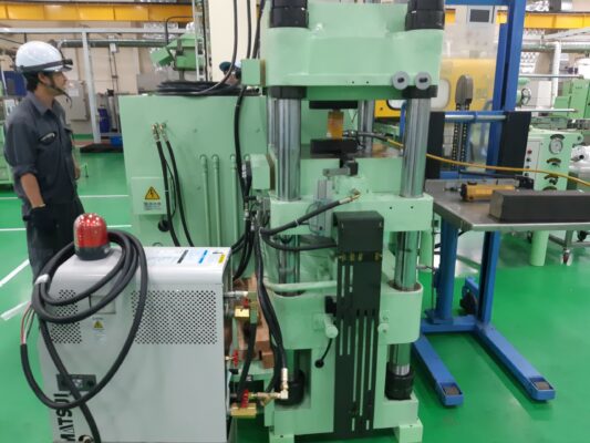 Máy ép thủy lực: Cấu tạo, nguyên lý vận hành và ứng dụng